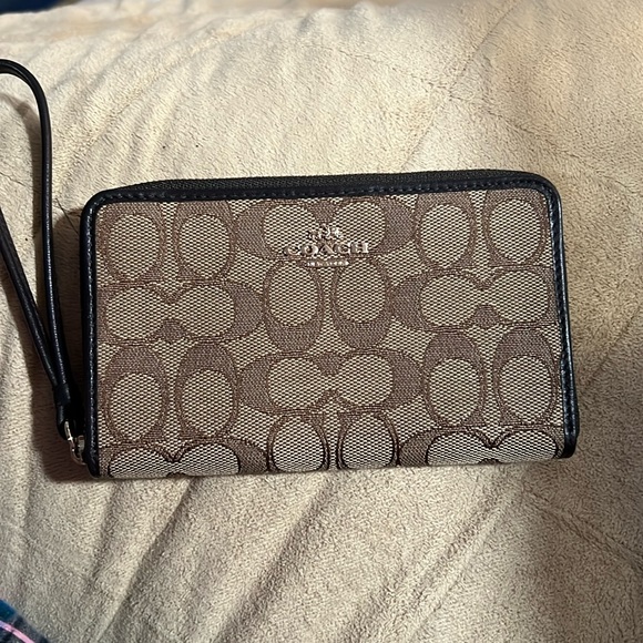 ***Coach wristlet - Picture 1 of 4